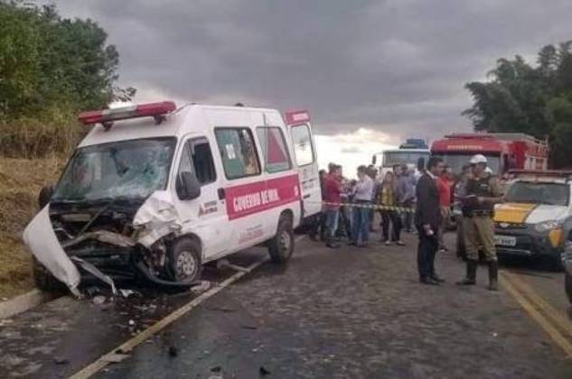 Duas pessoas morreram e uma teve ferimentos graves após o motorista de um Fiat Palio tentar ultrapassar em um local proibido. Ele acabou batendo na traseira de um caminhão que passava na direção contrária. O caminhão atingido ainda bateu em uma ambulância e um Gol que passavam em seguida, no km 266 da BR-491, em Três Corações, no sul de Minas Gerais, em julho de 2014
