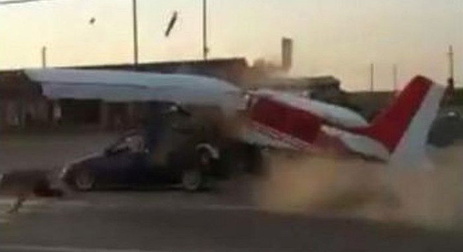 batida avião carro estrada Rússia Chechênia