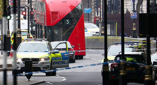 Polícia britânica isola local em frente ao Parlamento, onde aconteceu o acidente