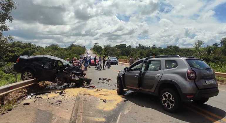 Carros envolvidos em acidente de trânsito na BR-070, em Águas Lindas de Goiás, Entorno do DF
