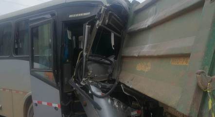Ônibus perdeu os freios e bateu em um caminhão
