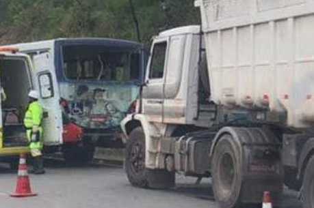 Traseira do ônibus ficou destruída