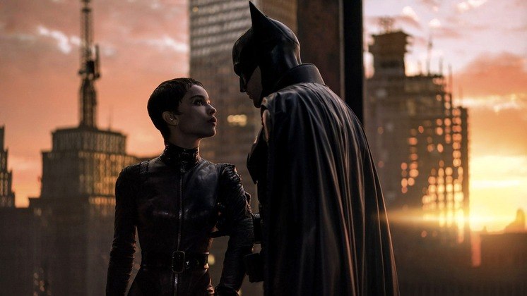 Felina ferozUm dos maiores acertos de Batman está na escalação de seu elenco. Todos os atores estão confortáveis e parecem escolhidos a dedo para suas funções. Como Selina Kyle, a nova Mulher-Gato, Zoë Kravitz consegue se destacar por sua força em cena. A atriz cativa com seu carisma e convence com uma personagem cheia de camadas. Ela garante momentos essenciais para o sucesso do filme com uma jornada bem construída. Vale dizer também que a química entre Kravitz e Robert Pattinson é fantástica