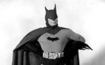 Acima você vê o ator Lewis G. Wilson, o primeiro a interpretar Batman. Ele viveu o personagem num seriado, em 1943, que era exibido nos cinemas antes do filme principal. Foram quinze episódios. E que tal esse uniforme, hein? Pois é, não era mesmo fácil usar uma roupa colante e ficar na frente das câmeras