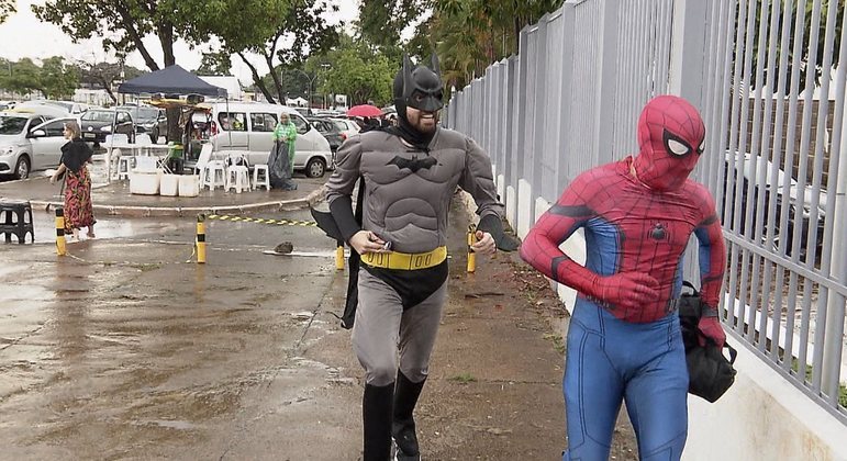 Vídeo: ‘Batman’ e ‘Homem-Aranha’ se passam por atrasados do Enem – Notícias