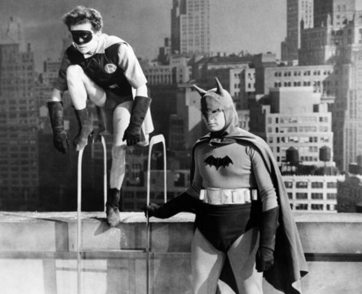Lewis WilsonO primeiro ator a interpretar o Batman em um live-action foi Lewis Wilson, em 1943. Ele estrelou O Morcego, exibido em 15 capítulos nos cinemas