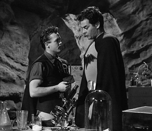Robert LoweryA Volta do Homem-Morcego, de 1949, também é um seriado que teve 15 capítulos exibidos nos cinemas. Dessa vez, o ator escalado para interpretar o herói foi Robert Lowery