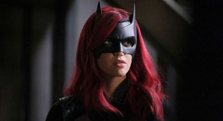 Ruby Rose e sua máscara de látex da Batwoman