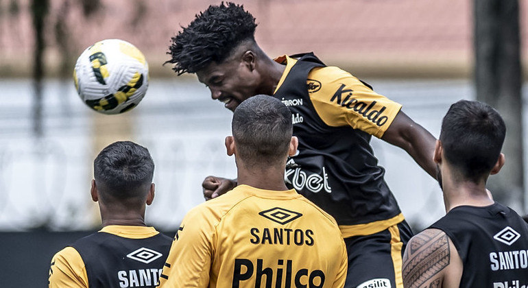 Zagueiro Eduardo Bauermann em cabeceio no último treino santista realizado domingo