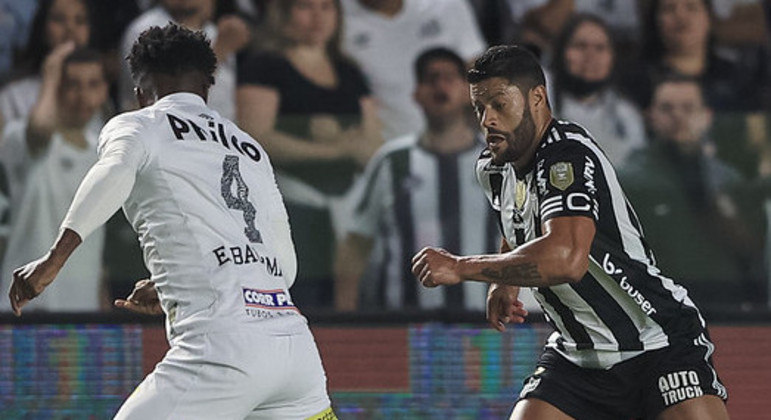 Bauermann e Hulk em lance de jogo disputado na noite desta quarta-feira na Vila Belmiro