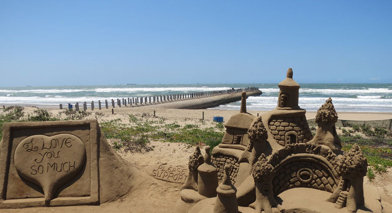 Praia de Bay of Plenty fica em uma das principais cidades da África do Sul