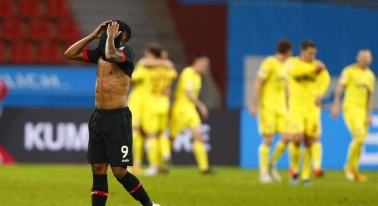 Atacante jamaicano Leon Bailey se lamenta em derrota do Bayer Leverkusen no Alemão