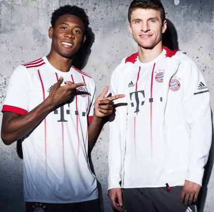 BAYERN DE MUNIQUE: Em 2017, o Bayern fez a mesma canal na entre os seus torcedores e o resultado foi uma bela camisa reserva que fez muito sucesso na temporada em que foi usada.