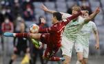 Com dois gols do artilheiro Lewandowski, o Bayern de Munique saiu atrás, mas virou para cima do lanterna Greuther Fürth por 4 a 1, na tarde deste domingo (20), na Arena de Munique, pela 23ª rodada do Campeonato Alemão. O atacante chegou aos 38 gols na temporada em 32 partidas disputadas, sendo 28 apenas na Bundesliga