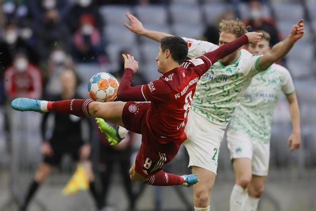 Com dois gols do artilheiro Lewandowski, o Bayern de Munique saiu atrás, mas virou para cima do lanterna Greuther Fürth por 4 a 1, na tarde deste domingo (20), na Arena de Munique, pela 23ª rodada do Campeonato Alemão. O atacante chegou aos 38 gols na temporada em 32 partidas disputadas, sendo 28 apenas na Bundesliga