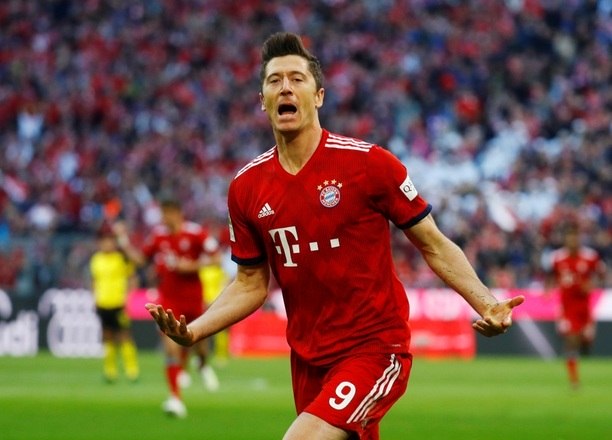 Lewandowski anotou duas vezes na goleada.&Acirc;&nbsp;Hummels, Javi Mart&Atilde;&shy;nez e Gnabry marcaram os outros gols