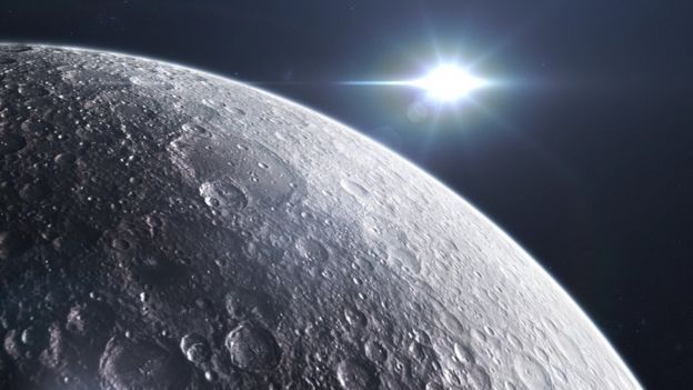 A superfície lunar está constantemente sendo atingida por poeira interplanetária 