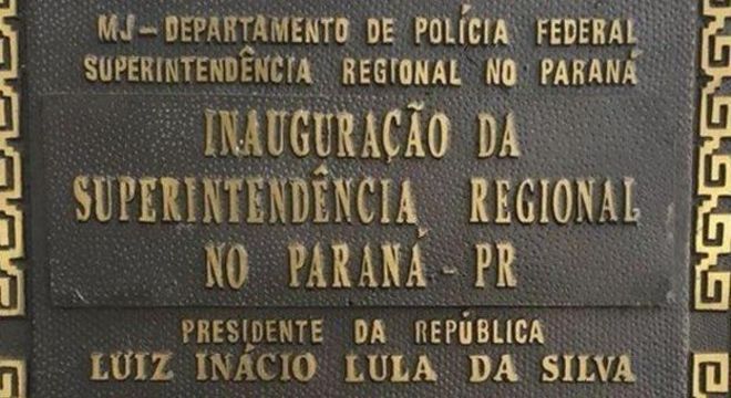 Placa de inauguração sede da PF em Curitiba que traz o nome de Lula, na época presidente
