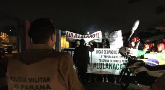 De um lado, manifestantes comemoravam a prisão de Lula...
