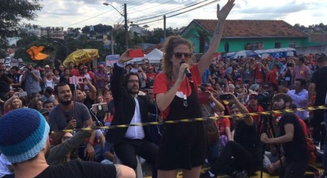 Ana Cañas cantou 'O Bêbado e a Equilibrista' para Lula - mas provavelmente ele não conseguiu ouvir
