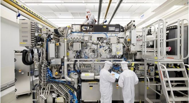 A máquina NX3400 da ASML tem seu interior escondido por painéis quando em uso 