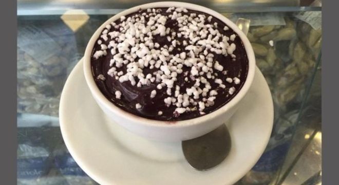 No Pará, muitos costumam comer açaí com farinha de tapioca