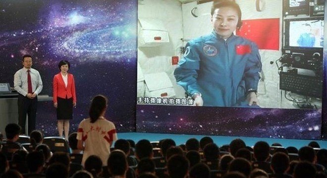 A Astronauta Wang Yaping, uma das que estiveram na estação espacial, chegou a fazer palestra para crianças de uma escola chinesa direto de Tiangong-1 