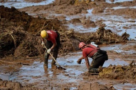 Bombeiros que atuam no resgate tomam remÃ©dio para minimizar riscos do contato com lama e sofrem com efeitos colaterais
