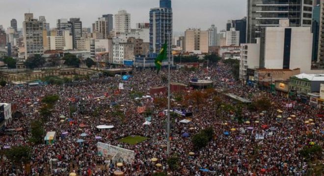 Manifestação liderada por mulheres lotou Largo da Batata, em São Paulo