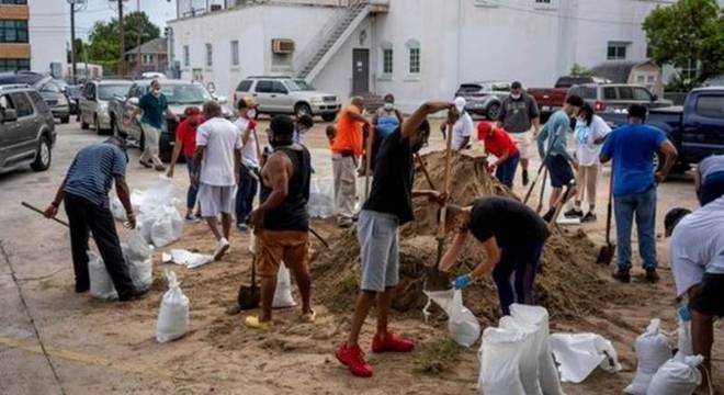  Moradores se preparam para chegada de Laura