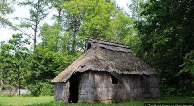 Os Ainu construíram suas casas ao longo dos rios ou à beira-mar, onde a água era abundante e a salvo de desastres naturais