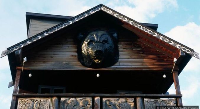 Os Ainu cultuam o urso como um animal sagrado, incorporando-o em sua arquitetura e tradições