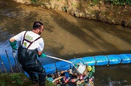 Diego aprendeu a nadar no rio que hoje ajuda a limpar 