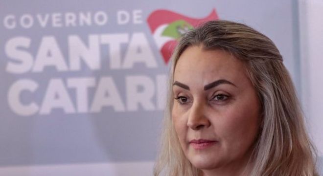 Quem é o pai de governadora de SC, professor de história que negava holocausto