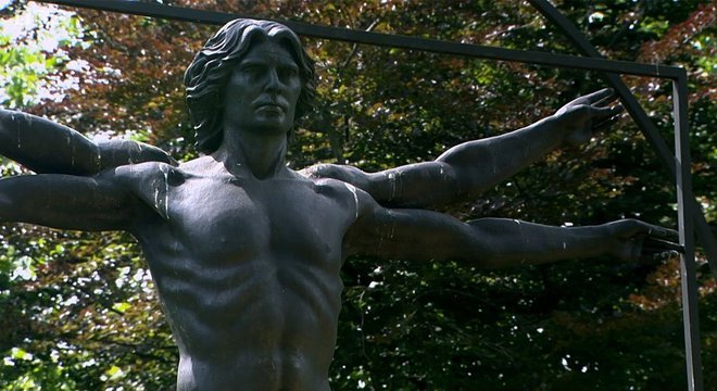 A escultura contemporânea 'Homenagem a Leonardo" tenta capturar a força, o dinamismo e a beleza do desenho original