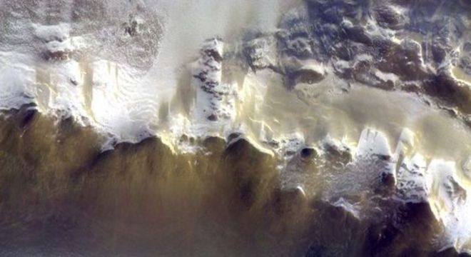 A cratera Korolev em imagem enviada pela sonda TGO; após explorações por robôs em Marte, cientistas planejam os próximos passos na exploração do planeta vermelho