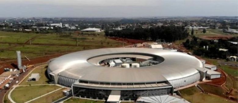 Prédio semelhante a uma arena de futebol, orçado em R$ 1,8 bilhão, é a maior construção científica já feita no Brasil