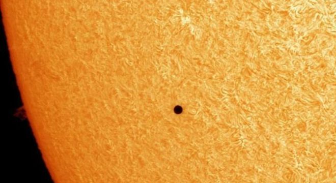 Mercúrio (o pontinho nessa imagem) leva 88 dias terrestres para dar a volta em torno do Sol