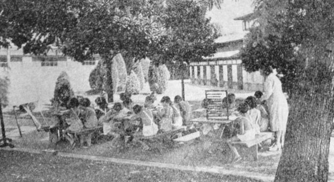&lsquo;Havia uma discuss&atilde;o de educadores contra a experi&ecirc;ncia da escola do passado, pensando-se em uma que fosse mais amig&aacute;vel, promovesse a defesa da democracia, para criar uma gera&ccedil;&atilde;o mais pac&iacute;fica e solid&aacute;ria&lsquo;; acima, uma aula no Parque da &Aacute;gua Branca, zona oeste de S&atilde;o Paulo