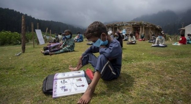 Aulas ao ar livre na Caxemira; 'ao se colocar as crianças em mais contato com a natureza, se cria uma discussão sobre as práticas de ensino'