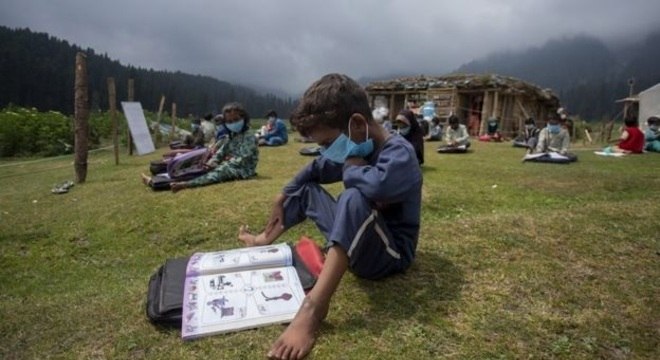 Aulas ao ar livre na Caxemira; &lsquo;ao se colocar as crian&ccedil;as em mais contato com a natureza, se cria uma discuss&atilde;o sobre as pr&aacute;ticas de ensino&lsquo;