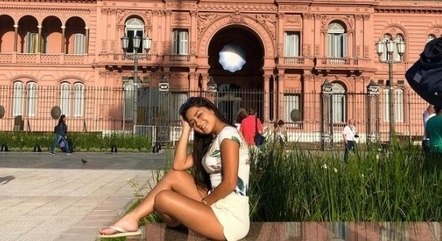Beatriz Carmelo em frente à Casa Rosada, na Argentina