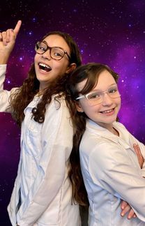 Sucesso na web, irmãs levam experimentos a escolas da periferia (Arquivo Pessoal)