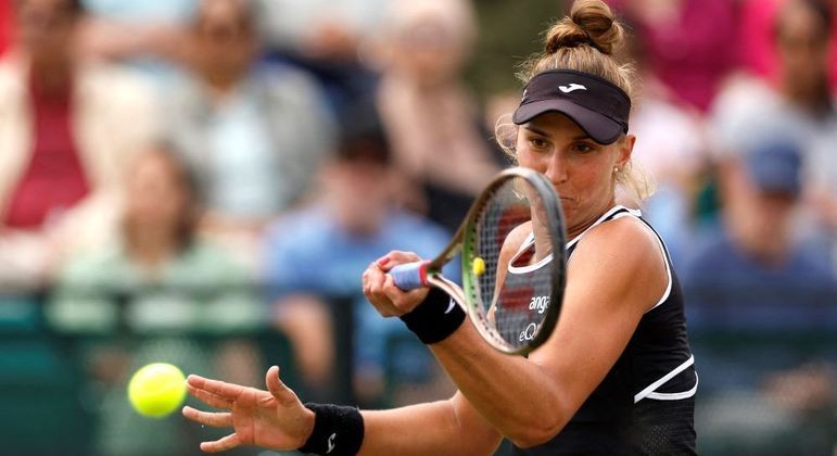Bia Haddad durante a partida deste domingo (12), em Nottingham