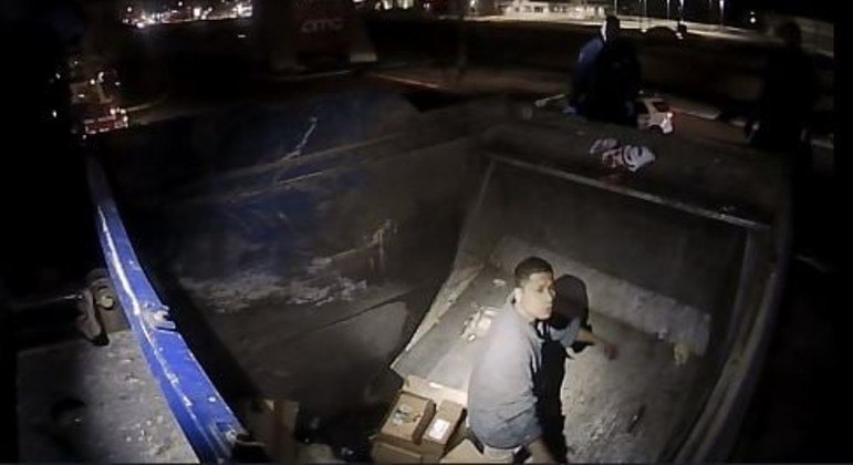 Homem alcoolizado foi resgatado pela polícia após ficar preso dentro de caminhão de lixo