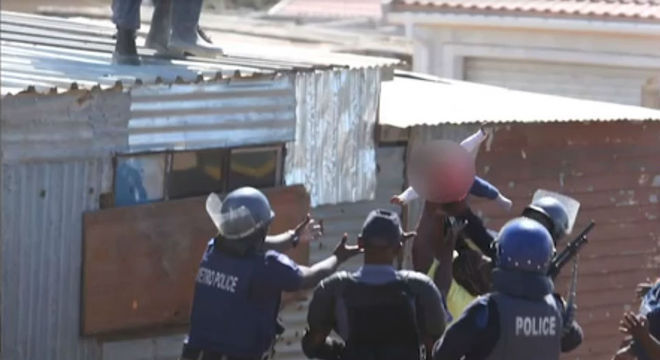 Policiais em solo resgatam a bebê 