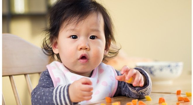 IntroduÃ§Ã£o de alimentos sÃ³lidos aos seis meses levou a melhoras no sono para bebÃªs e pais envolvidos em pesquisa