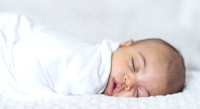 Os bebês praticam a chamada respiração abdominal ou diafragmática, enquanto os adultos tendem a respirar de forma mais curta e superficial, usando o peito
