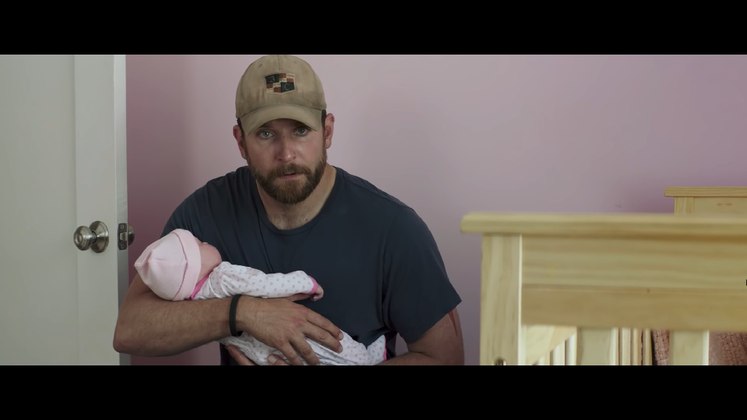 Bebê falso em “Sniper Americano” (2014): Tem bebê no cinema mais fake do que esse que apareceu em “Sniper Americano”? A cena impactou tanto que esse tema foi mais debatido do que o próprio filme na época. E detalhe: o filme concorreu ao Oscar!