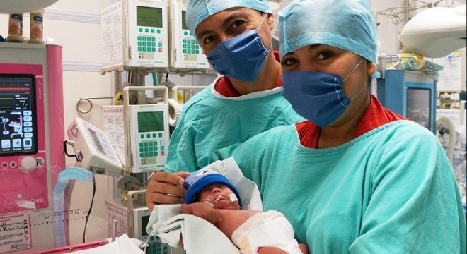 Bebe Sobrevive 14 Dias No Utero Apos Gemeo Nascer Prematuro Noticias R7 Saude